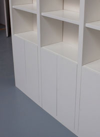 Boekenkast met gladde deuren