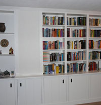 Boekenkast op maat om pilaar heen gebouwd