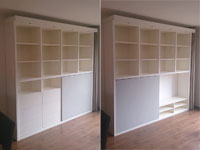 Boekenkast met schuifpaneel voor tv-vak